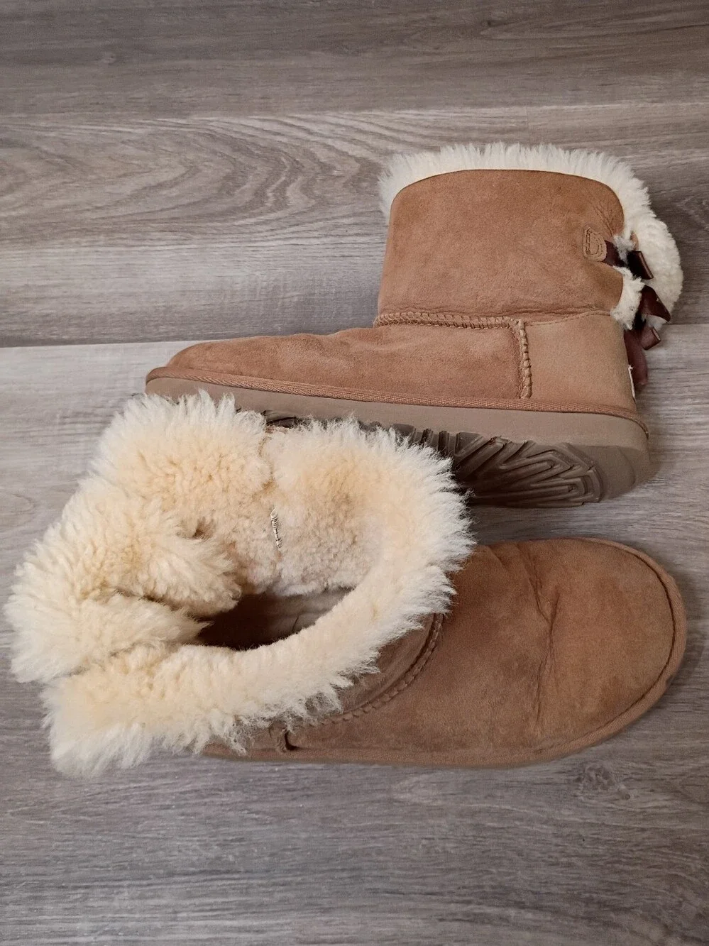 UGG Big Girls Classic Casual Tan Suede Bailey Bow Mini Boots Size 4 Sherpa Lined